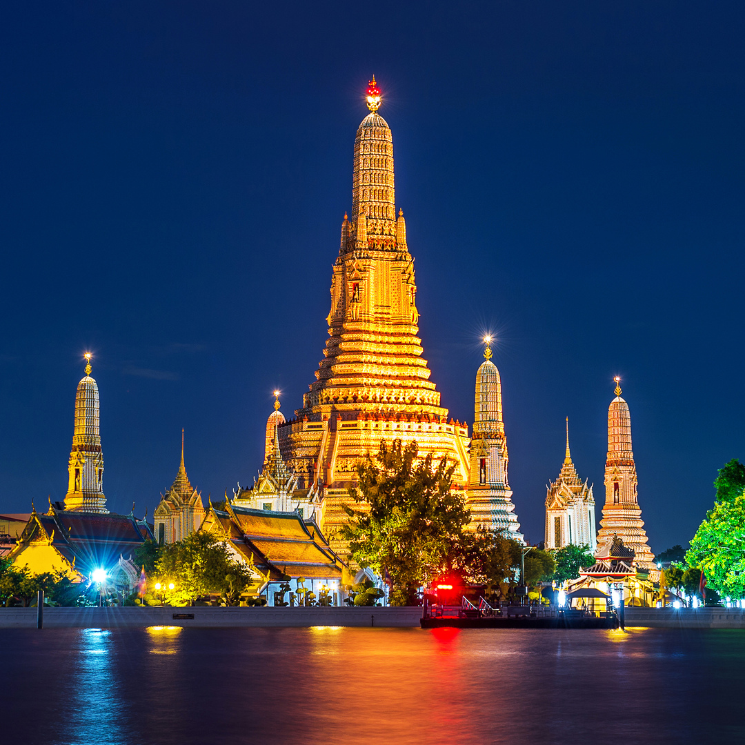Wat Arun temple in Bangkok at sunset
